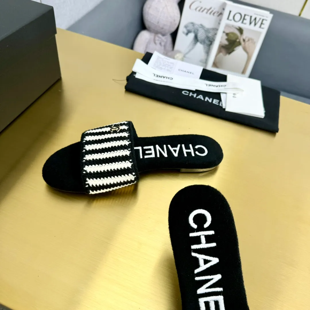 👟👟Ex-factory price 440👟👟 The top version of Chanel Chanel 24P catwalk style flip-flops, sandals. A pair of summer slippers that are super beautiful and increased in height. The cloth surface is younger and more fashionable than leather. The upper foot is too friendly for girls, a perfect height-increasing artifact! Upper: original customized cloth/calf leather lining: sheepskin water table/outsole: original molding, genuine leather outsole Size: 35-39 (40/41 customized)